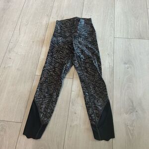LULULEMON Wunder Under HR Crop 23" Scallop 4 Origami Lace Multi Black size 2